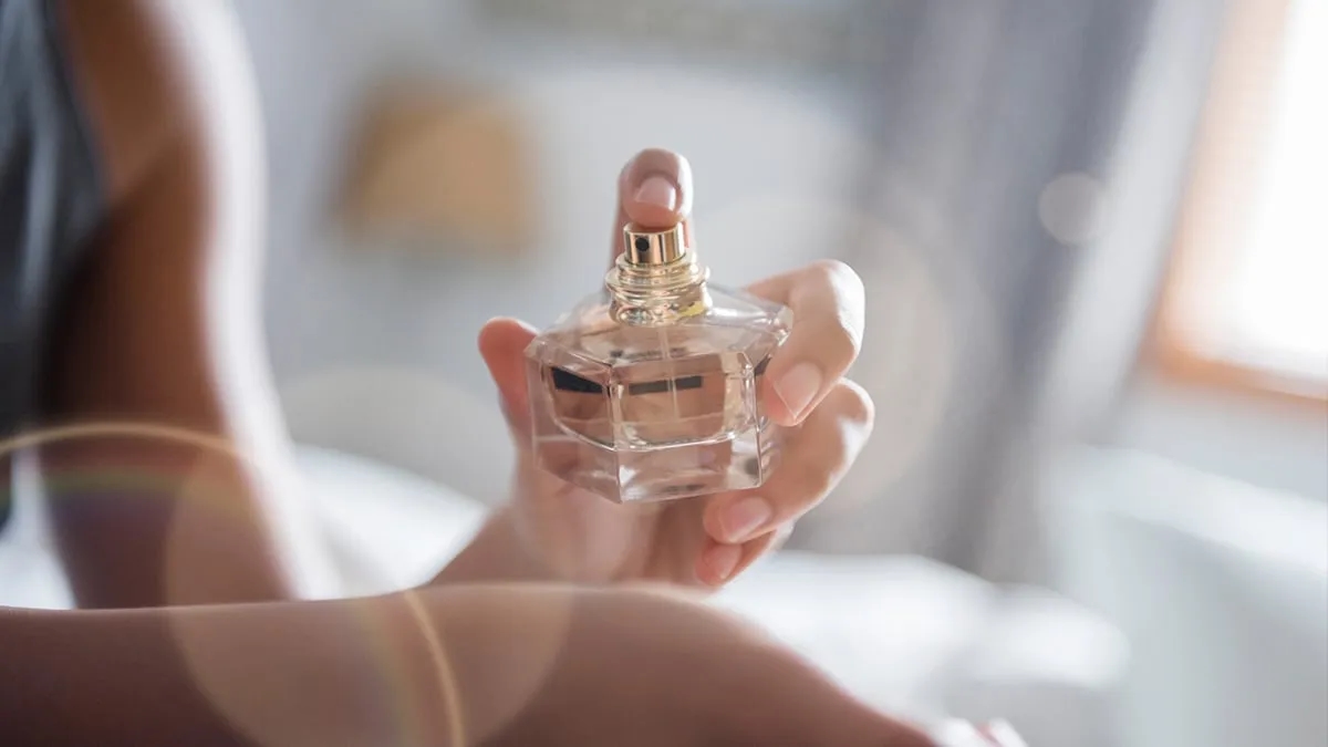 Jak wzmocnić zapach perfum i sprawić, by trwał dłużej?