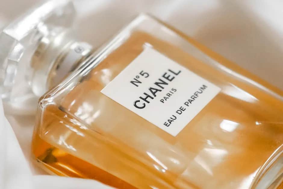 Jak sprawdzić oryginalność perfum i uniknąć fałszywych produktów