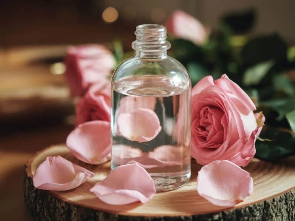 Jak zrobić perfum z płatków róży - prosty przepis na naturalny zapach