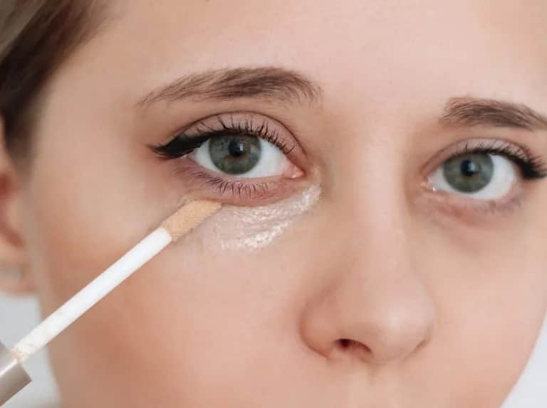 Korektor który nie wchodzi w zmarszczki – idealne rozwiązania dla Ciebie