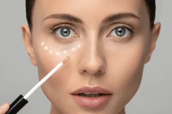 Najpierw nakłada się korektor czy podkład? Oto prawidłowa kolejność