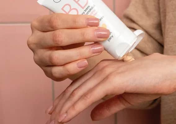 Czy krem BB jest szkodliwy? Odkryj, co może podrażniać skórę