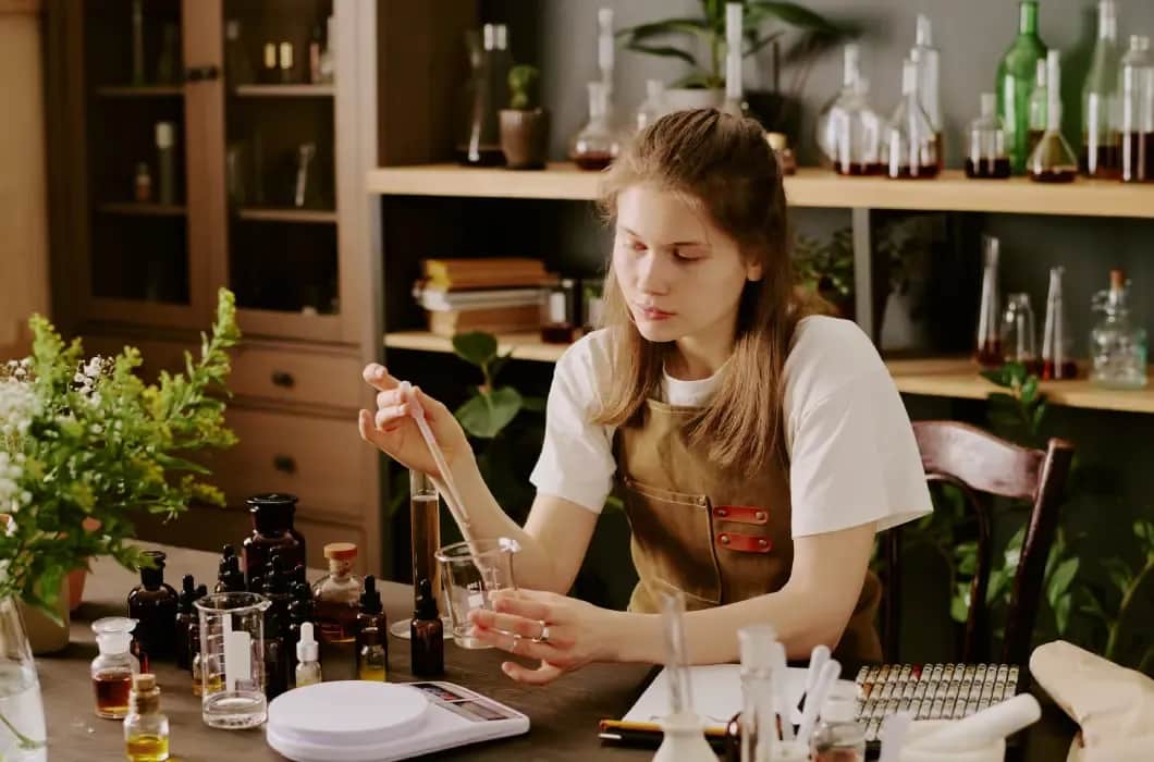 Jak rozcieńczyć esencję perfum? Sprawdzone metody i proporcje