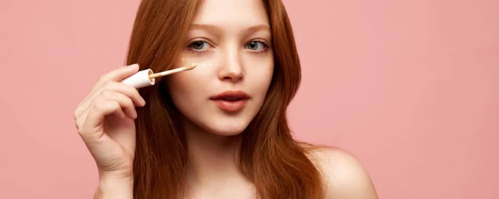 Czym nakładać korektor, by uzyskać idealny efekt makijażu?