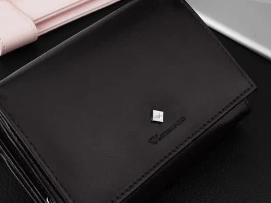 Prezent na święta dla kobiety: czy kupno portfela to dobry pomysł?